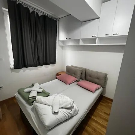 Secret View Modern Cozy Urban Garden Apartment
